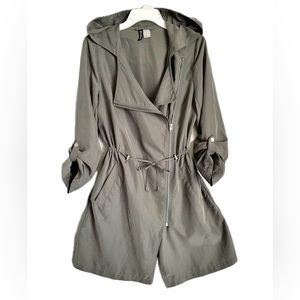 Dark gray women’s jacket, hooded, comfortable. Size 6.